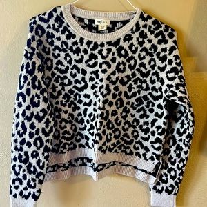 Women’s crop sweater, leopard print.